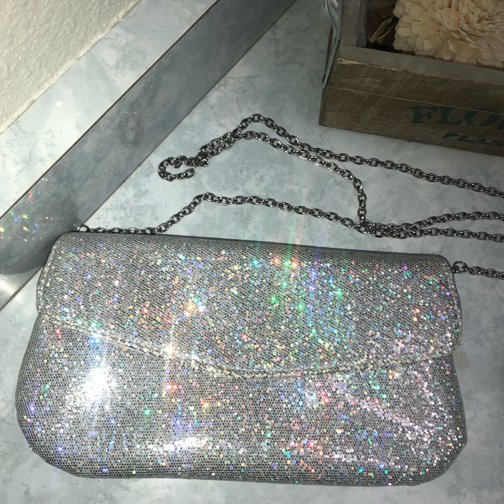 ⬇️‼️Silver Hologram Purse‼️⬇️